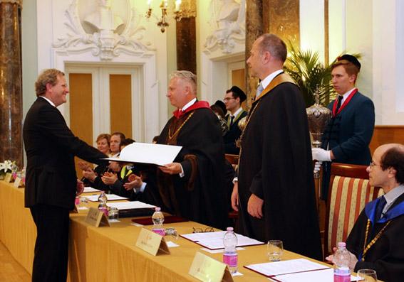 Übergabe der Urkunde zur Ehrendoktorwürde (Foto: Universität Budapest).