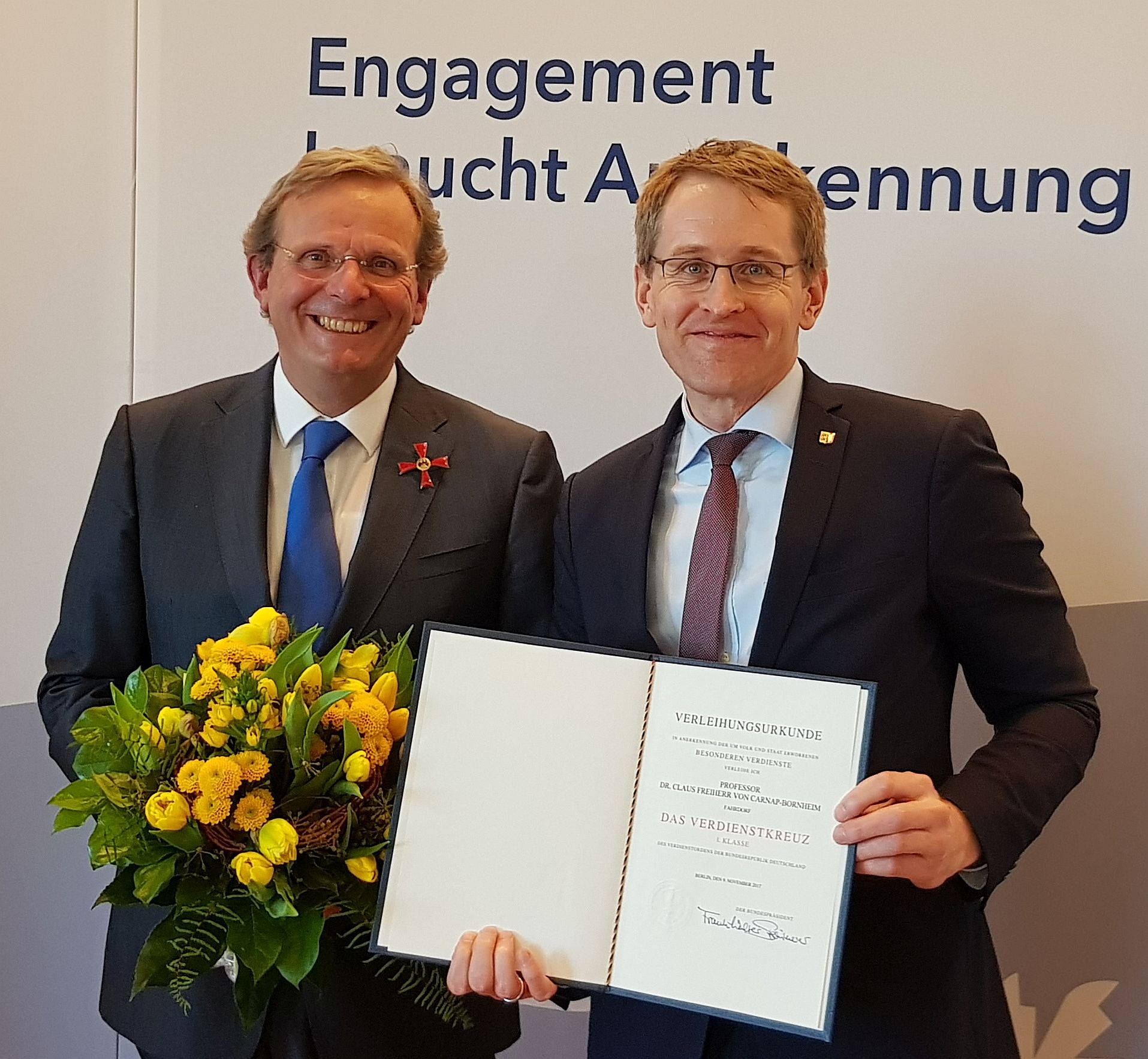 In Vertretung für den Bundespräsidenten überreicht Ministerpräsident Daniel Günther C. von Carnap-Bornheim das Bundesverdienstkreuz (Foto: Frank Peter).