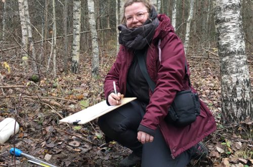Vanda Visocka während der Feldforschungen im Rahmen des Projektes im Oktober 2022 in Lettland (Foto: T. Ibsen, ZBSA).